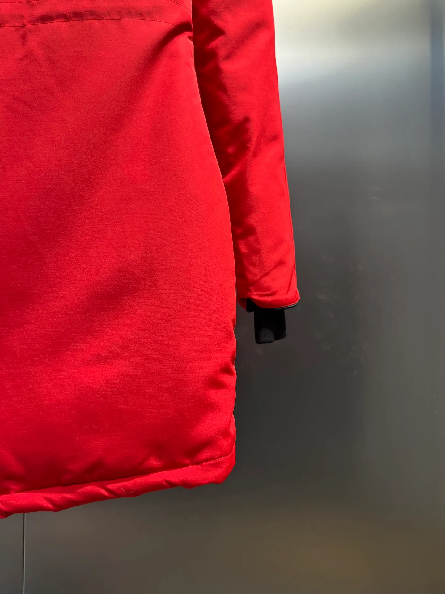 P860 Canada goose/Canada Goose 05 model 2580LA CANADA GOOSE/Canada Goose Rossclair parka women's down jacket, authentic original clothing molding, all accessories are custom-made from the original factory. This model is very unique. The zipper at the back can be opened to change into a dovetail style, with diagonal pockets and a layer of hidden pockets underneath. The official website has become a popular model. The softness and hardness of the fabric are compared with the genuine ones. It can be restored by kneading at will (fabric misunderstanding: fabrics with high hardness are not waterproof. Only those who buy the latest genuine version this year will notice the softness and comfort of the fabrics). The down is synchronized with the genuine white duck down. It is fluffy and not lumpy. The electronically controlled down charging machine is used to fill the zippers with customized genuine YKK zippers. High hardness and no lag. The fur collar is purchased from the same manufacturer as Wolf Hair. (Cooperative factory 2019 Canadian wolf skin auction and Big Goose official auction of wolf skin fur collars on the same site) All workmanship and wiring are controlled by workers with more than ten years of service. They must be horizontal and vertical, and are not crooked. The density of the inner wiring is more exquisite. Compare at will. Big goose label, collar label, washed label, hang tag, zipper rope, pocket label, back label, collar velvet, Velcro fasteners, all details of the cuffs are updated simultaneously with the original product, the best version, and the most complete color matching. The fighter in World 05 battles various world goods. Size: XS-XL